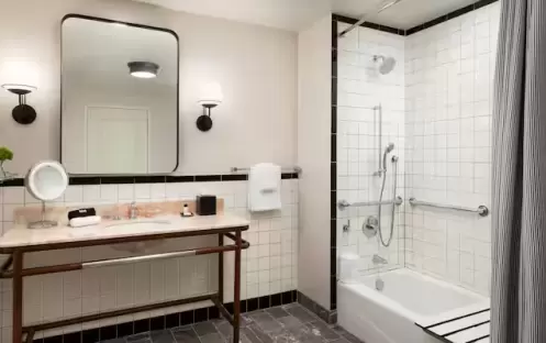 2 Queen Beds Mobility Accessible W/Tub